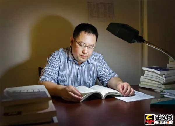 33岁警察发际线走红背后:破案很少有捷径 劳累使然