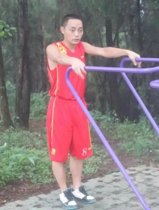 33岁警察发际线走红背后:破案很少有捷径 劳累使然